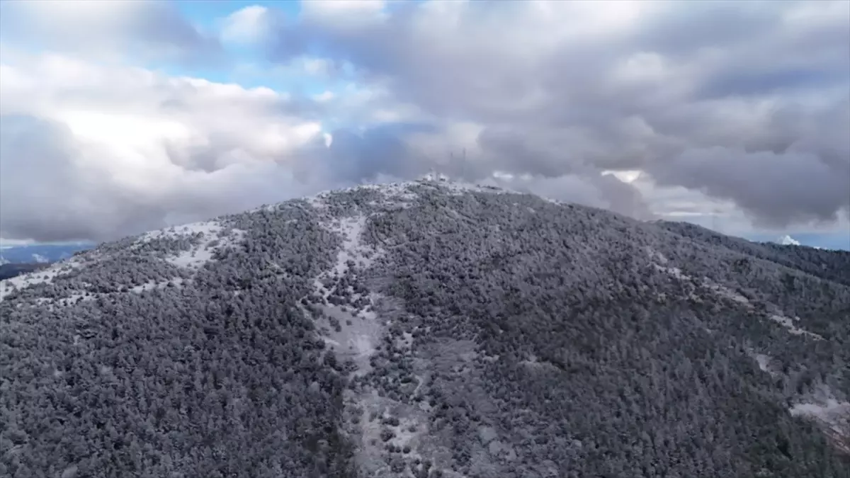 Dürtmen Dağı Karla Beyaza Büründü