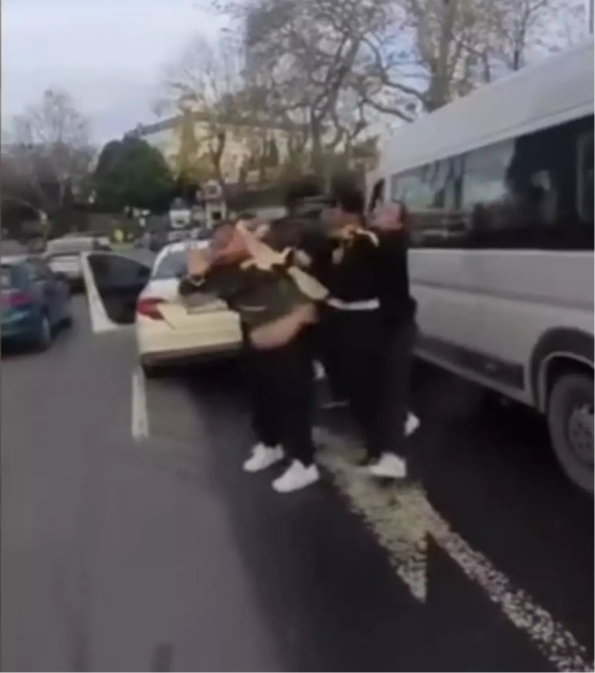 Sarıyer\'de trafikte sürücülerin yol verme kavgası kamerada