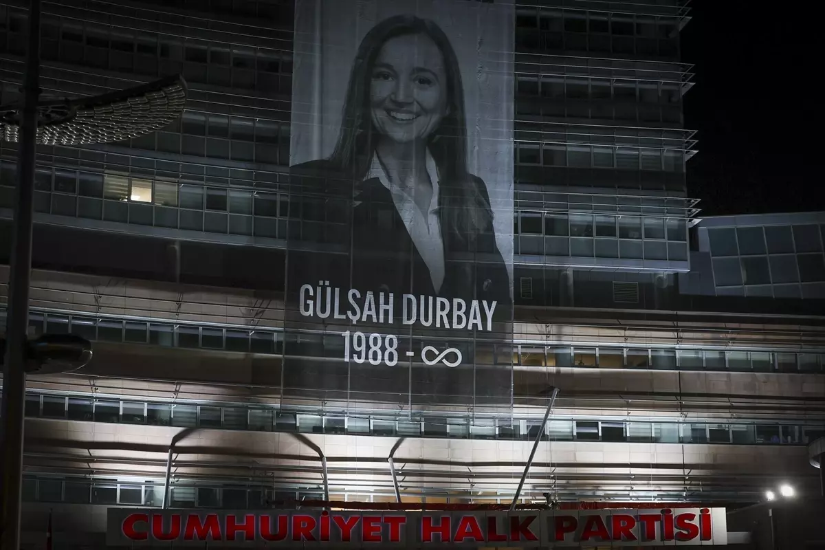 Gülşah Durbay\'ın Fotoğrafı CHP Genel Merkezine Asıldı