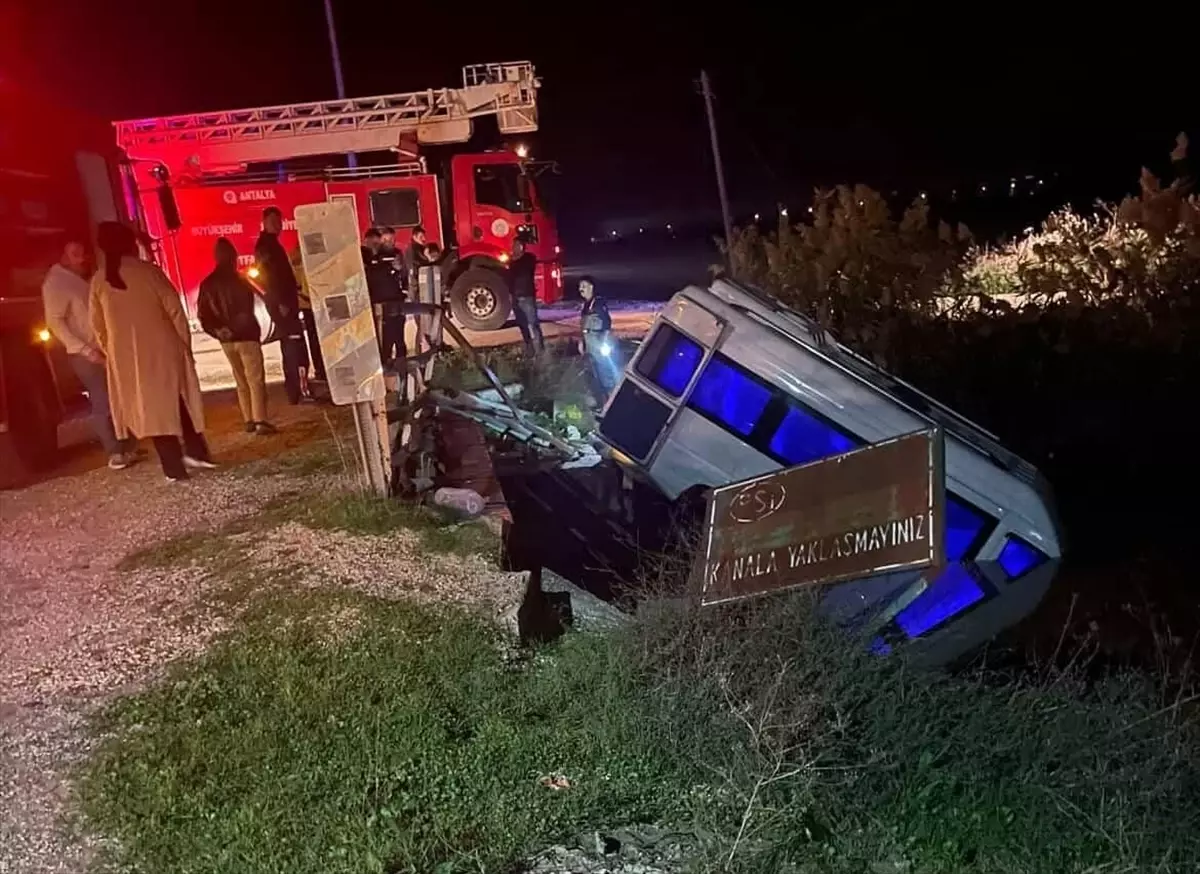 Minibüs Sulama Kanalına Düştü