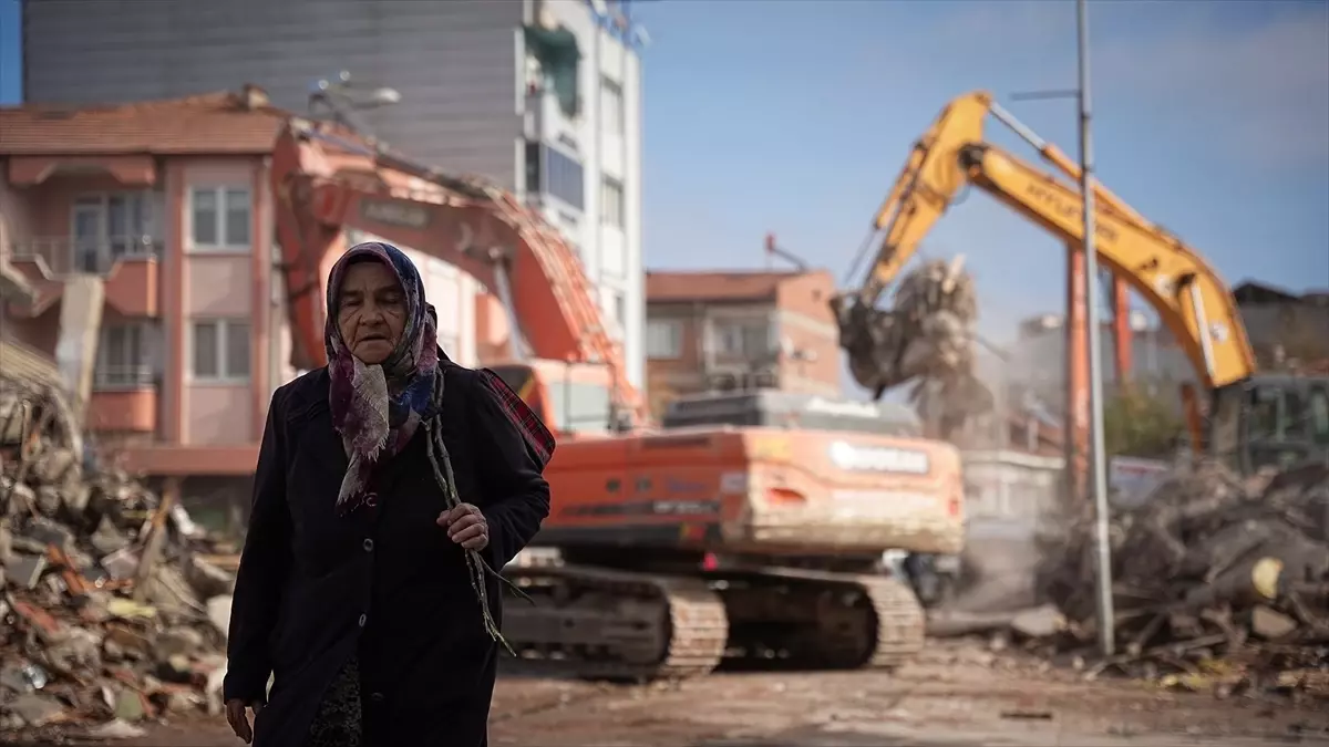 Sındırgı\'da Deprem Yıkımı Devam Ediyor