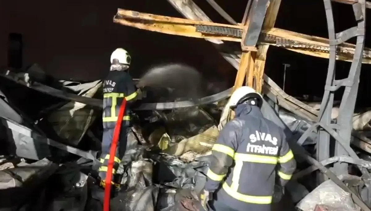 Sivas\'tan Kırıkkale\'ye giden itfaiye ekipleri, fabrika yangını için söndürme çalışmalarına destek verdi