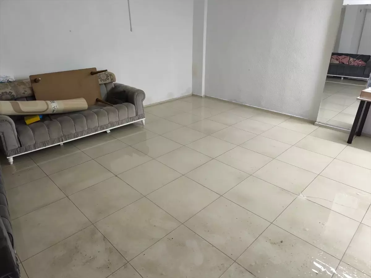 Sultangazi\'de Esnaf Kanalizasyon Sorunundan Mağdur