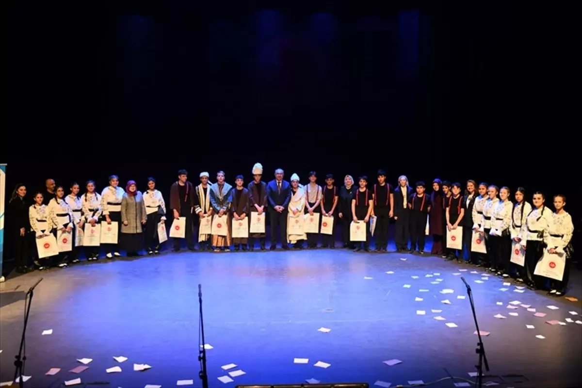 Devlet Himayesinde Çocuklardan \'Altın Çağ\' Tiyatrosu