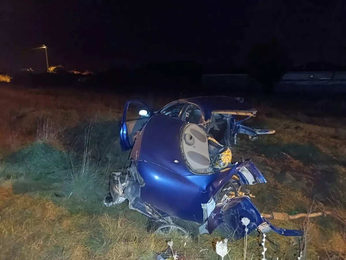 Kapaklı\'da Devrilen Otomobil İkiye Bölündü