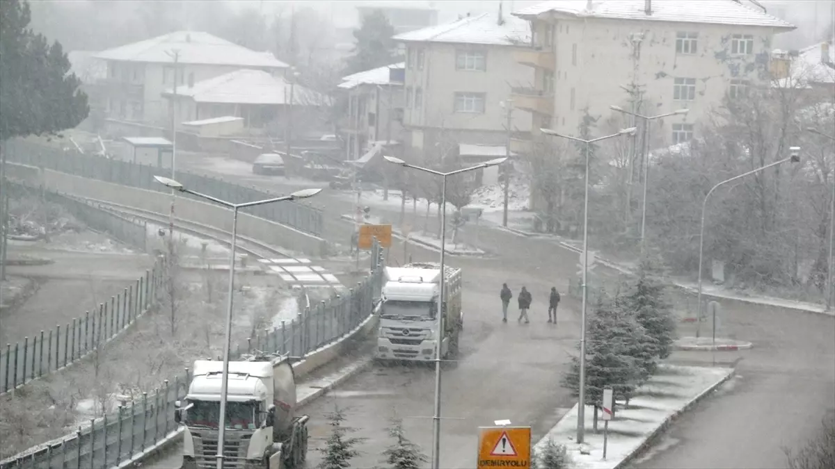 Tokat\'ta Kar Yağışı Devam Ediyor