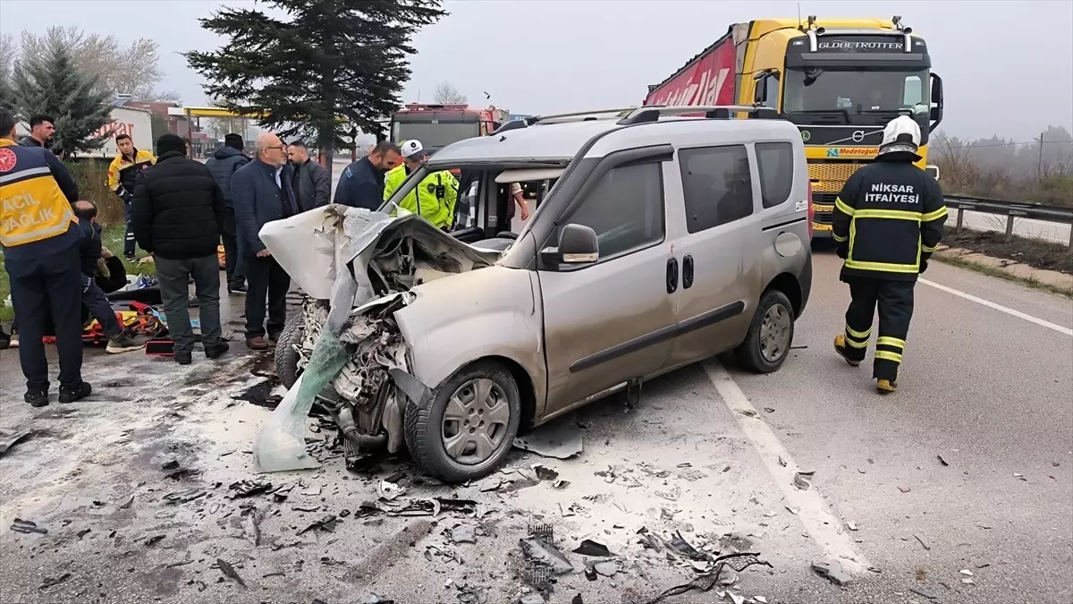 Niksar\'da Ticari Araçla Tır Çarpıştı