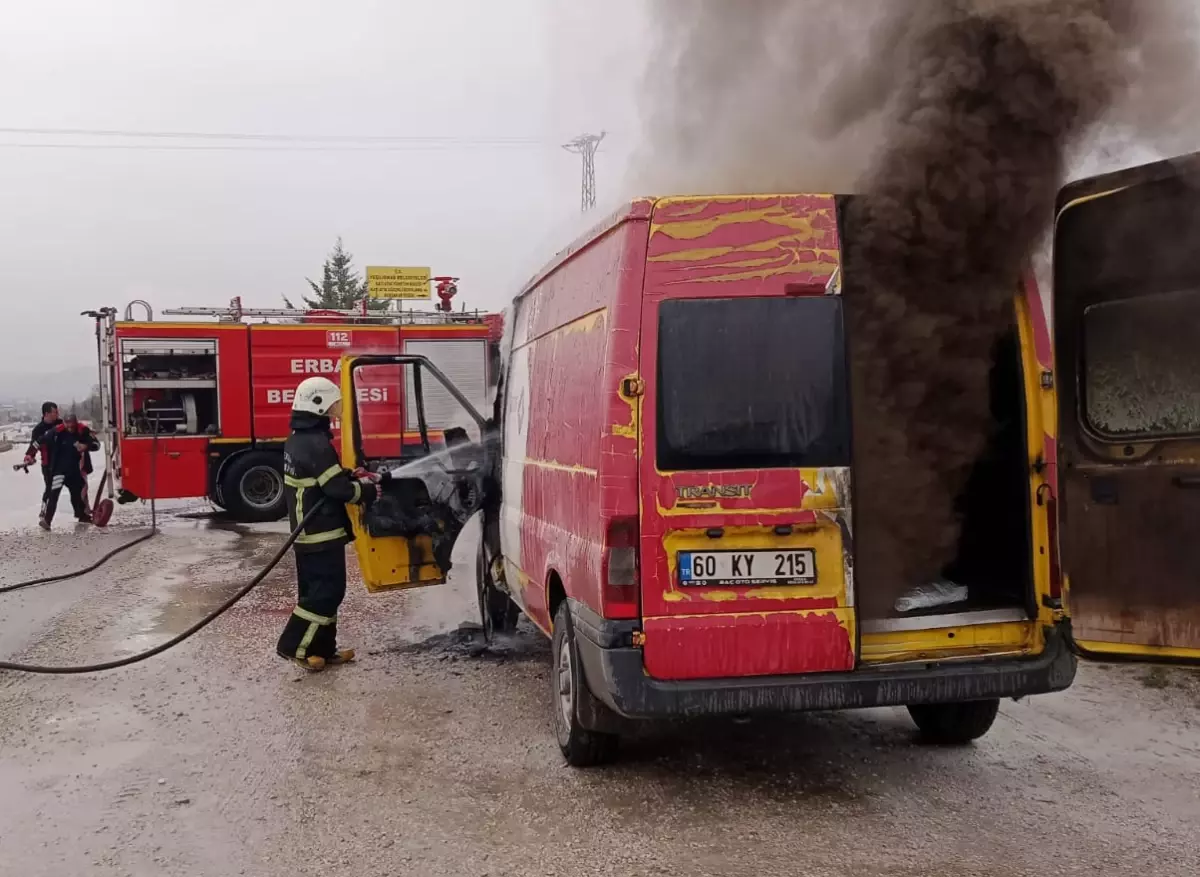 Tokat\'ta Kargo Minibüsü Yangın Çıkardı