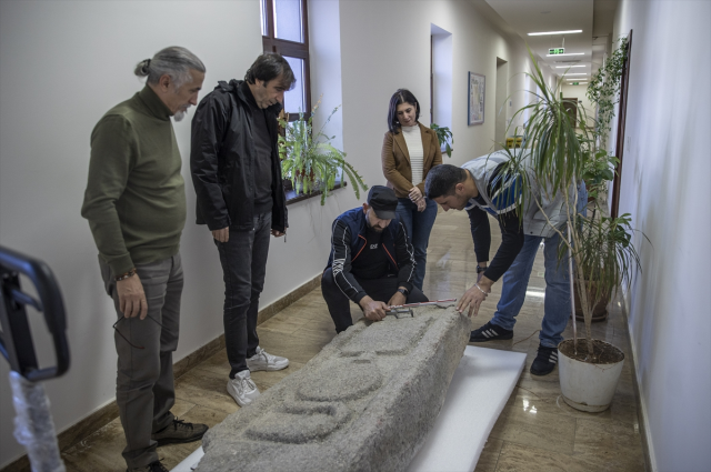 Tunceli'de baraj gölünün çekilmesiyle Pertek Kalesi'nde sanduka parçası bulundu Tunceli'de baraj gölünün çekilmesiyle Pertek Kalesi'nde sanduka parçası bulundu