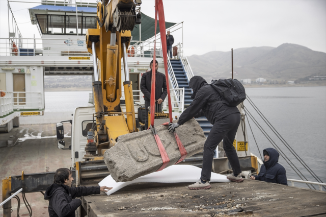 Tunceli'de baraj gölünün çekilmesiyle Pertek Kalesi'nde sanduka parçası bulundu Tunceli'de baraj gölünün çekilmesiyle Pertek Kalesi'nde sanduka parçası bulundu