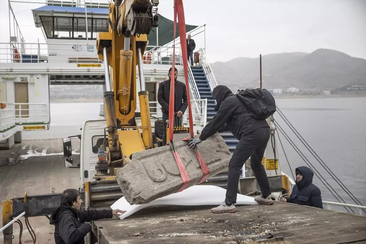 Tunceli'de baraj gölünün çekilmesiyle tarihi sanduka parçası bulundu