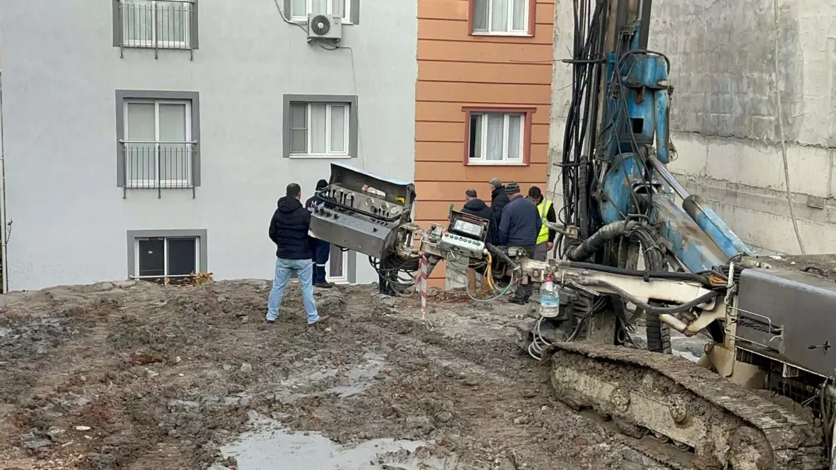 Turgutlu\'da Çatlaklar Sebebiyle Binalar Tahliye Edildi