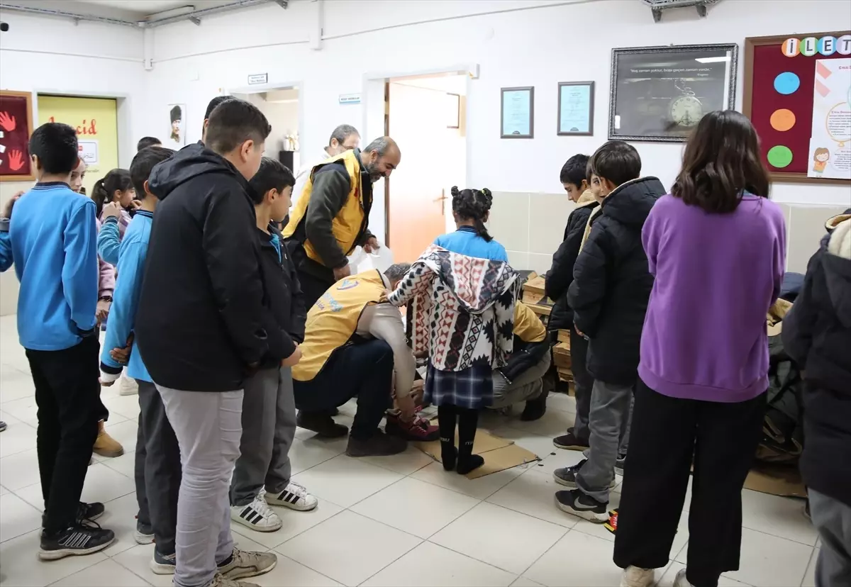 Erciş\'te 2 Bin Öğrenciye Mont ve Bot Desteği