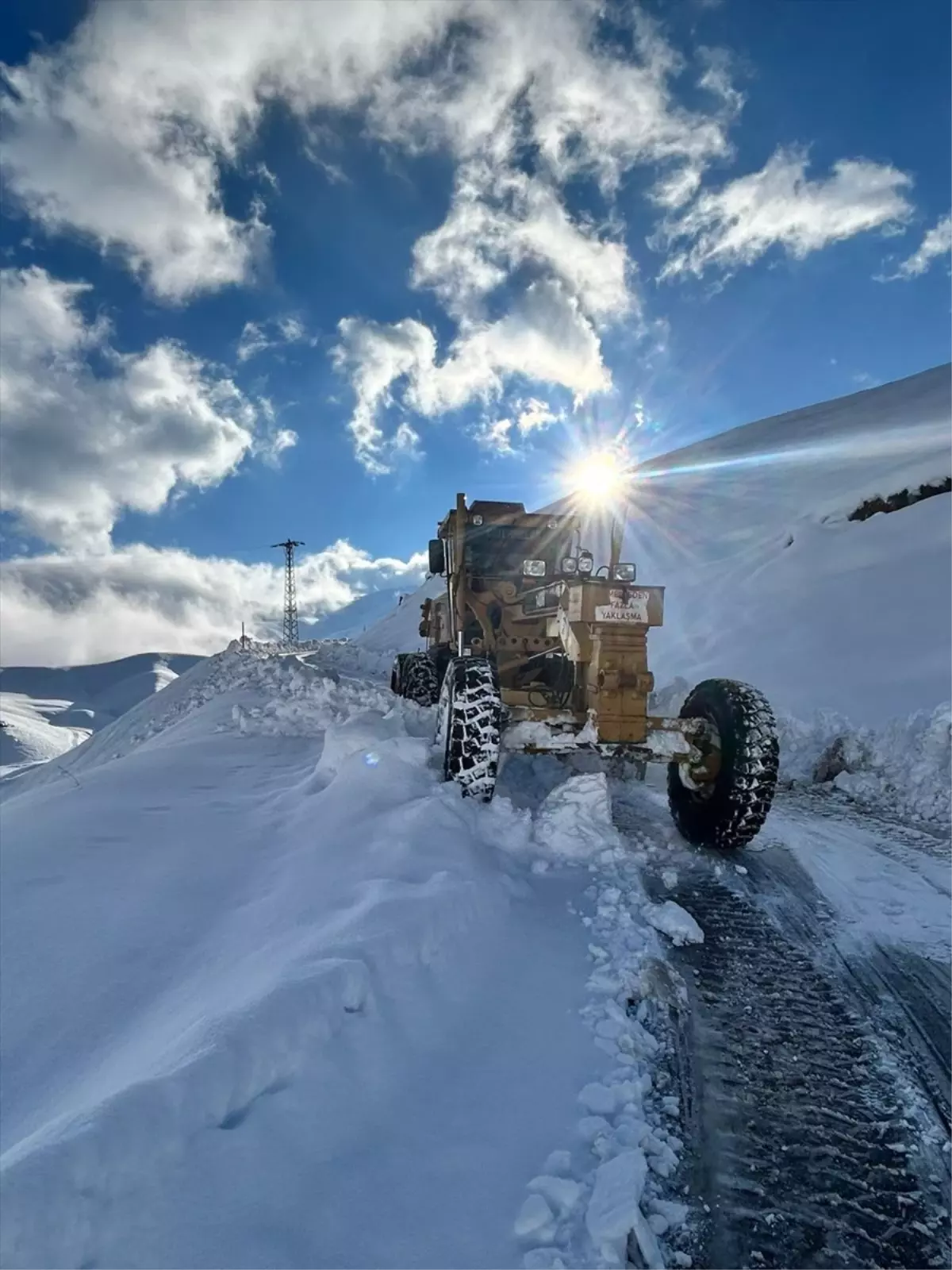 Van ve Hakkari\'de Yol Çalışmaları İlerliyor