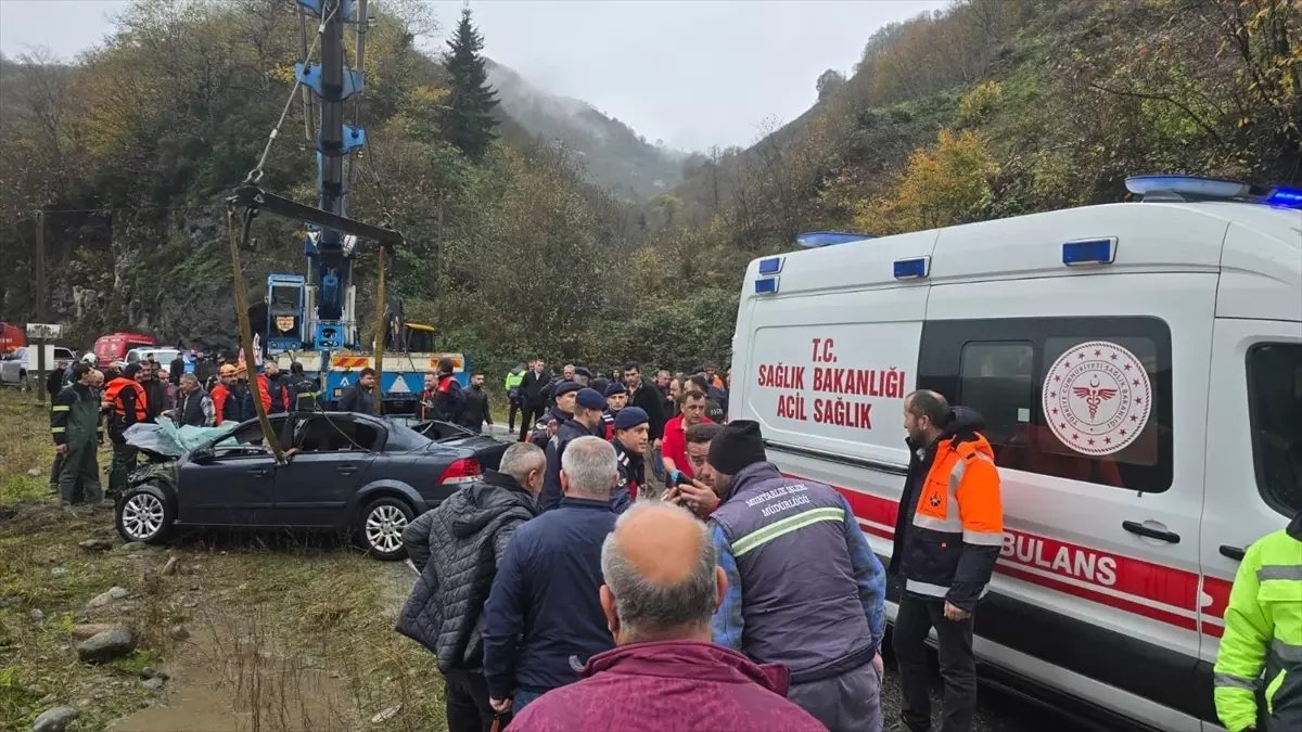 Vefat eden annesi için mezar yeri bakmaya giderken yeğeniyle trafik kazasında öldü