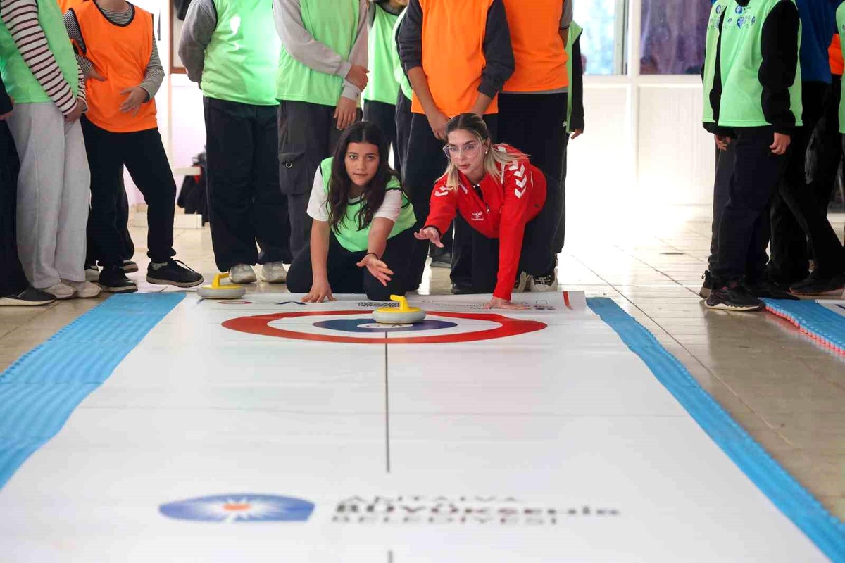 Antalya\'da kız çocukları Floor Curling ile tanıştı