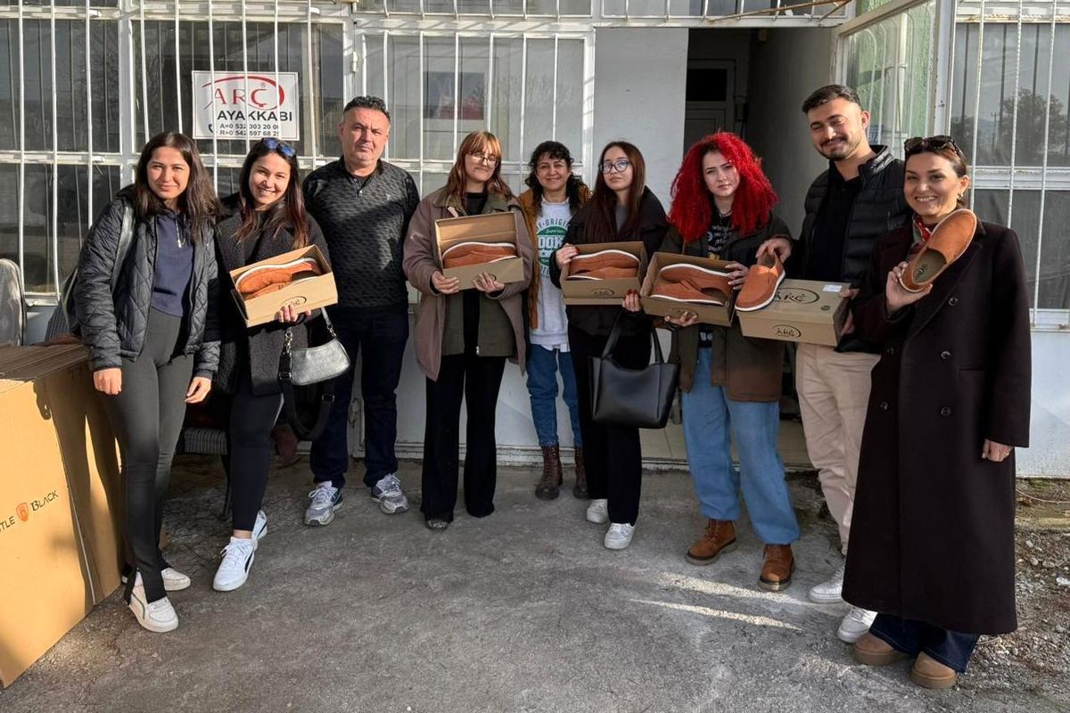 Öğrenciler Babalarına Ayakkabı Tasarladı
