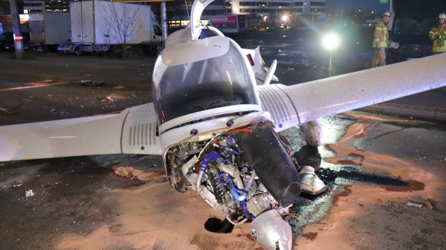 Almanya'da küçük uçak caddeye zorunlu iniş yaptı Almanya'da küçük uçak caddeye zorunlu iniş yaptı