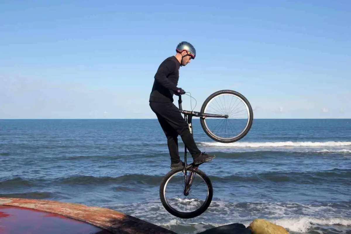 Furkan Şahin\'in Akrobatik Bisiklet Gösterisi