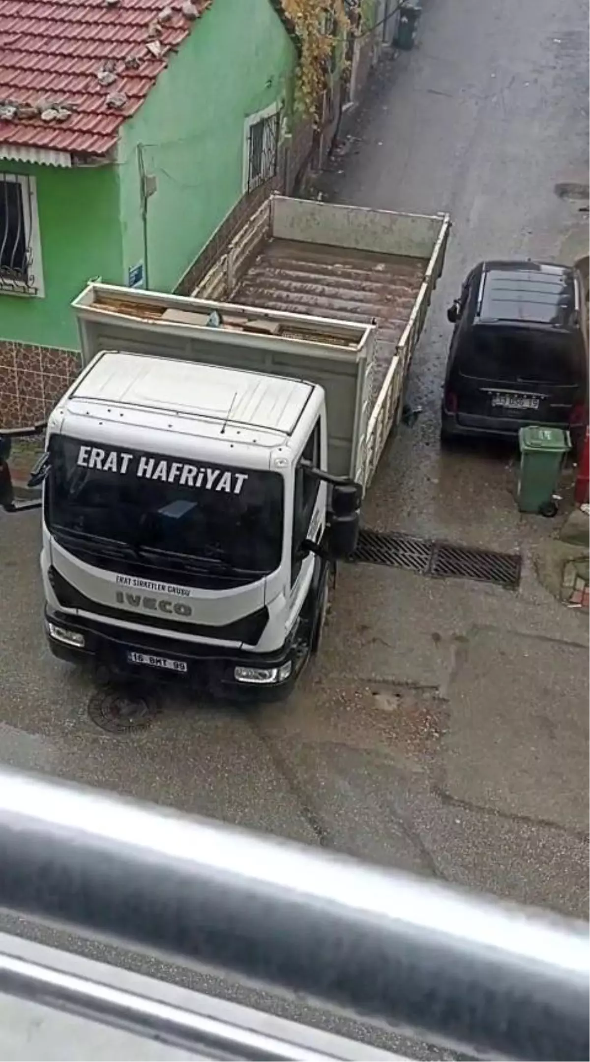 Bursa\'da Kamyon Sürücüsü Park Halindeki Araca Çarptı