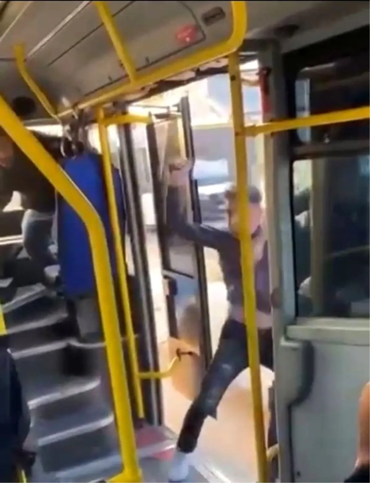 Otobüste korku dolu anlar! Pantolonundan çıkardığı satırla dehşet saçtı
