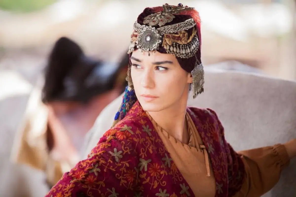 Dantelli mini elbisesiyle bir görün! Bakana bir daha baktırdı