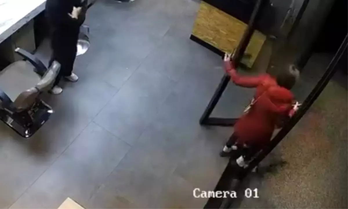 Esenyurt\'ta Kuaförden Kaçan Kadın