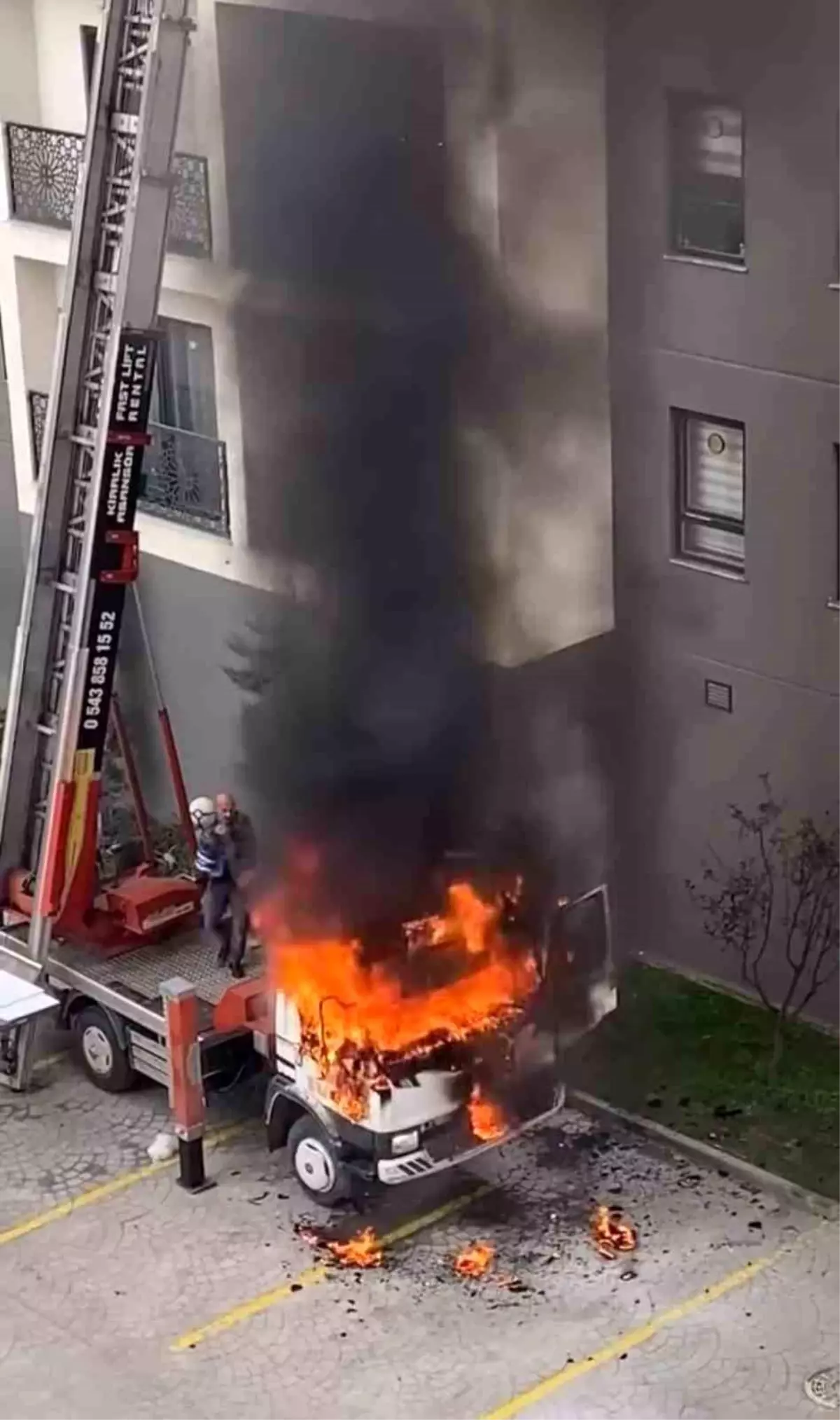 Ev taşıma kabusa döndü... Vinç alev aldı, vatandaşlar damacanayla söndürmeye çalıştı