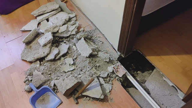 Fatih'te 4 katlı binanın zemininde çökme meydana geldi