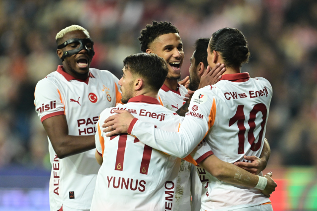 Galatasaray, Antalyaspor'u rahat geçti