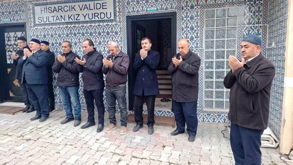 Hisarcık\'ta umre kafilesi dualarla uğurlandı