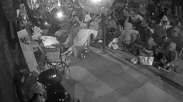 İzmir'de kamp sandalyeli, battaniyeli indirim nöbeti: Çarşı ortasında sabahladılar