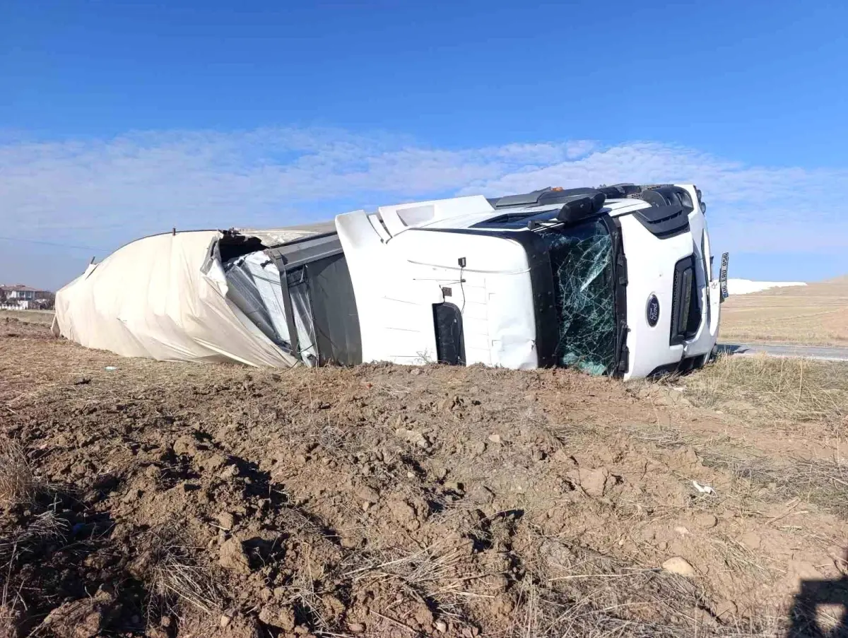 Afyonkarahisar\'da Tır Devrildi: 1 Yaralı