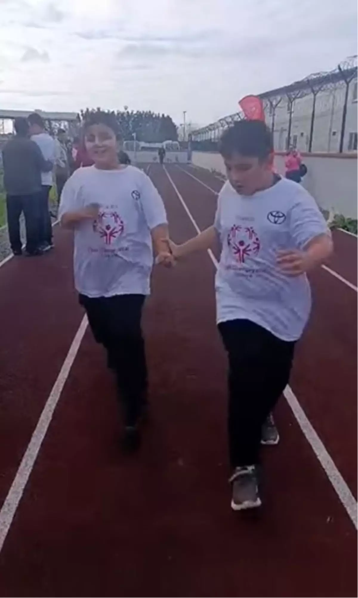 Koşu yarışında bitiş çizgisine yaklaşan özel çocuğun yaptığı hareket yürekleri ısıttı