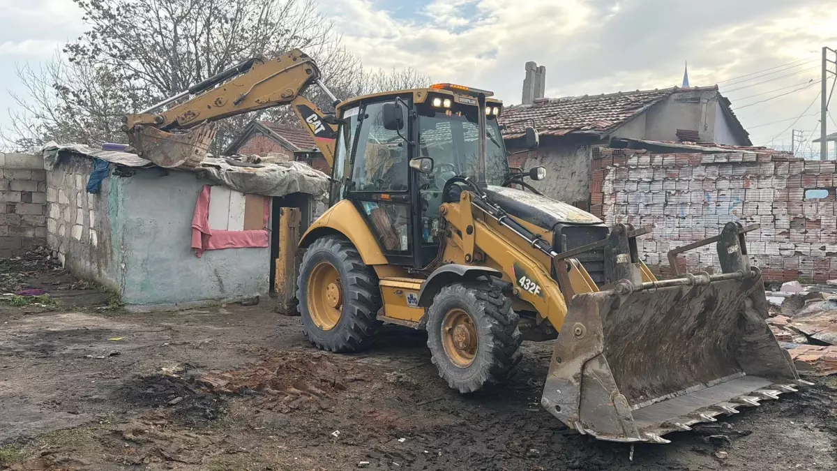 Tekirdağ\'da Metruk Binalar Yıkılıyor