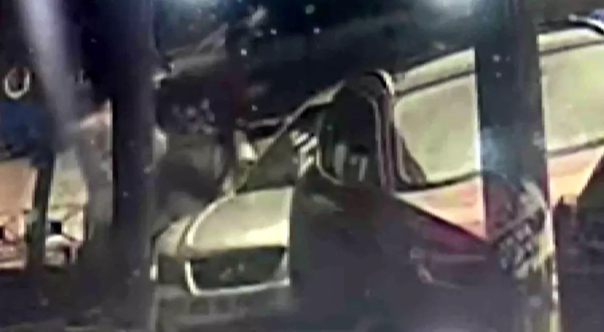 Adana\'da otomobilin aynasına tekme!