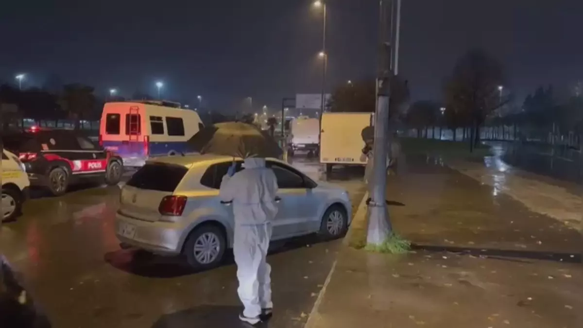 Pendik\'te Araçta Ceset Bulundu