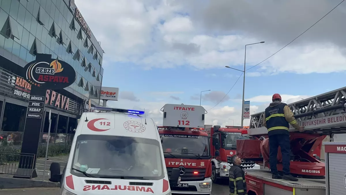 Gebze\'deki Otelde Yangın: 15 Kişi Tahliye Edildi