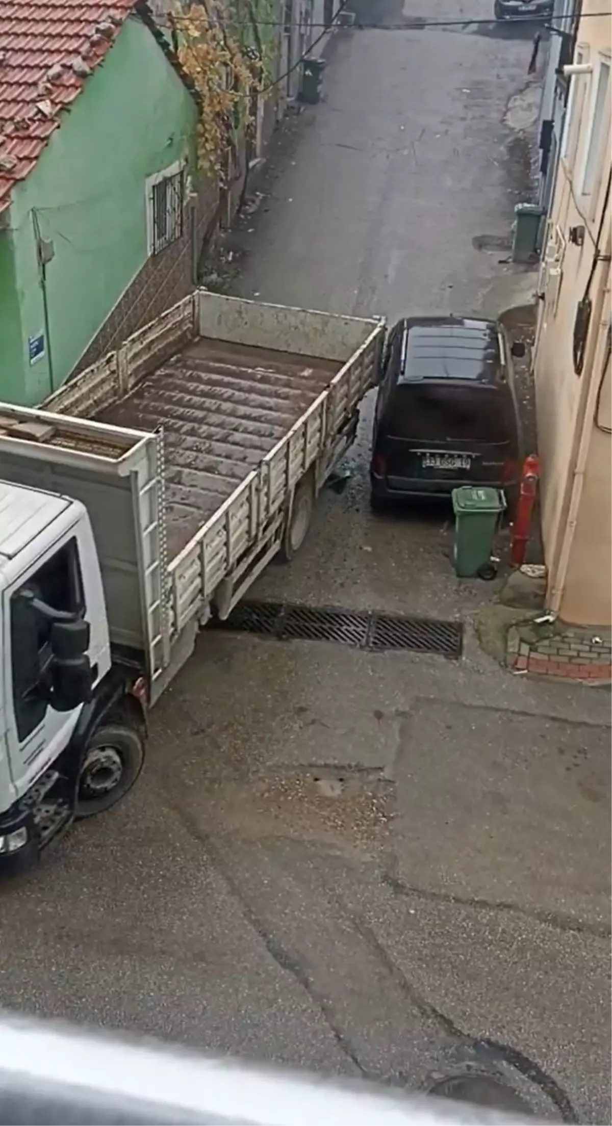 Bursa\'da Kamyon Park Halindeki Araca Zarar Verdi