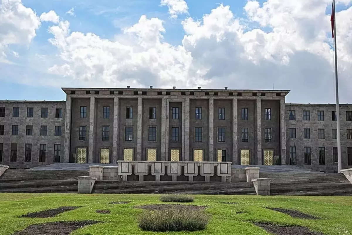 Ankara Cumhuriyet Başsavcılığı, TBMM'de taciz iddiasına ilişkin soruşturma kapsamında 3 şüpheli hakkında tutuklama, 1 şüpheli hakkında adli kontrol kararı verildiğini duyurdu. Soruşturmada tutuklu sayısı 4'e çıktı.