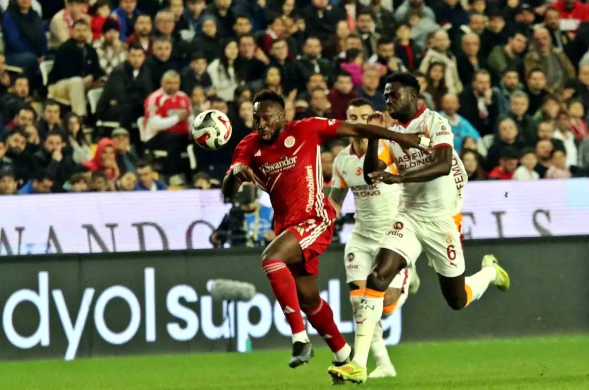 Galatasaray, Antalyaspor\'u 2-0 Geçti