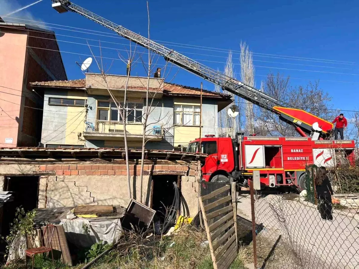 Uşak\'ta evin çatısında çıkan yangın paniğe neden oldu