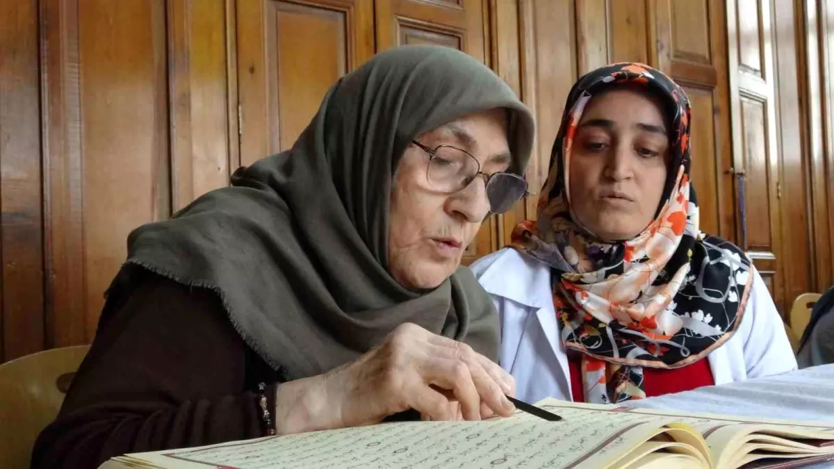 75 yaşındaki Fatma teyzenin Kur\'an-ı Kerim öğrenme azmi