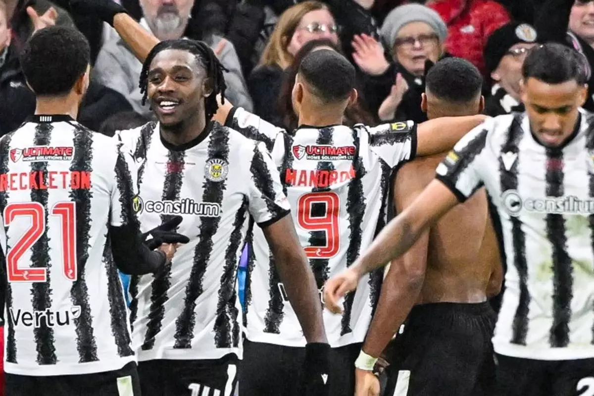 80 bin nüfuslu bir kasabanın takımı St. Mirren, Celtic\'i yenerek şampiyon oldu