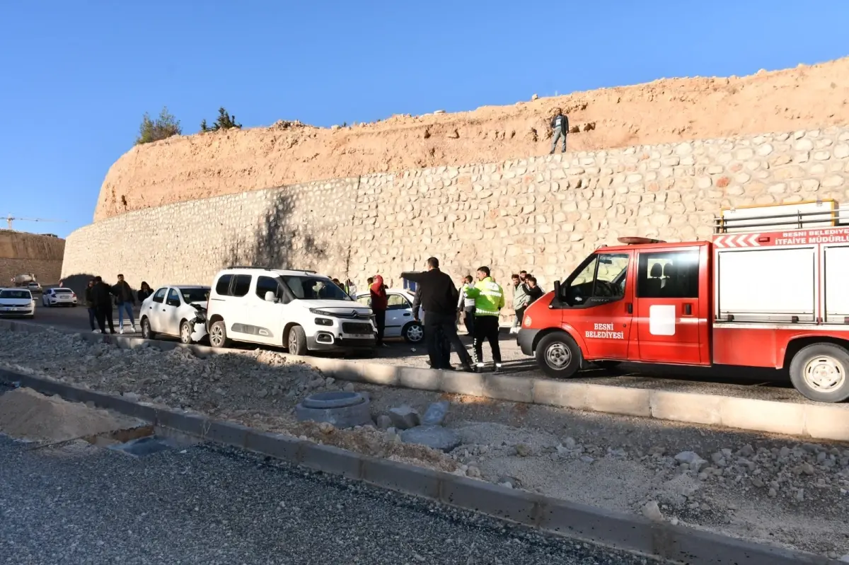 Besni\'de İki Trafik Kazasında 7 Yaralı