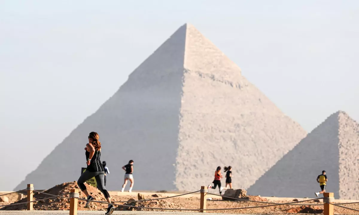 Giza Piramitleri\'nde Yarı Maraton Heyecanı