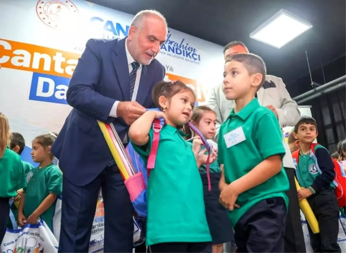 Başkan Sandıkçı: "Eğitim yolculuğunun her aşamasında öğrencilerimizin ve ailelerimizin yanındayız"