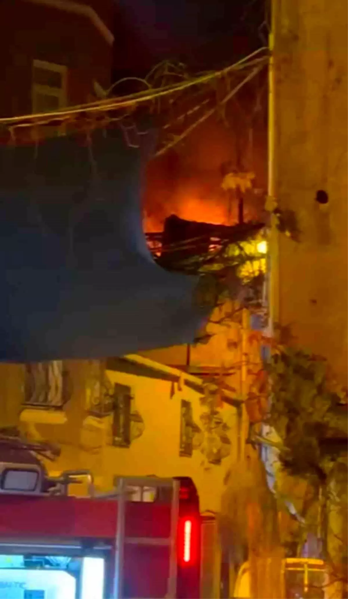 Beyoğlu\'nda Teras Yangını Paniğe Neden Oldu