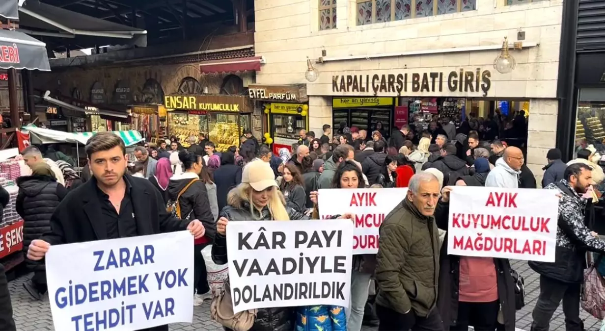 Tarihi Kapalıçarşı\'da 120 milyon liralık vurgun! Mağdurlar kuyumcunun önünde toplandı