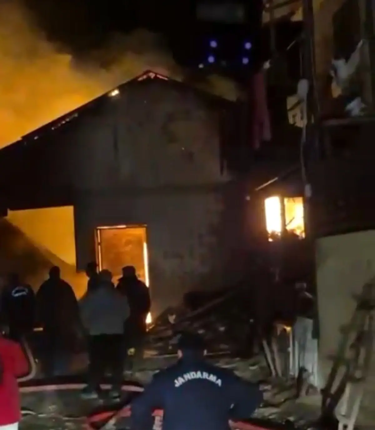 Kahramanmaraş\'ta ahır ve garajda çıkan yangın söndürüldü